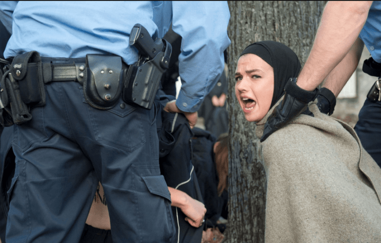 Σύλληψη μετά από γυμνή διαμαρτυρία [femen]