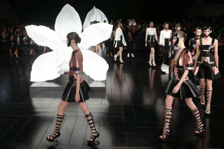 ALEXANDER MCQUEEN S/S ’15: Ο ΓΥΝΑΙΚΕΙΟΣ ΕΡΩΤΙΣΜΟΣ ΚΑΙ Η ΙΑΠΩΝΙΚΗ ΚΟΥΛΤΟΥΡΑ