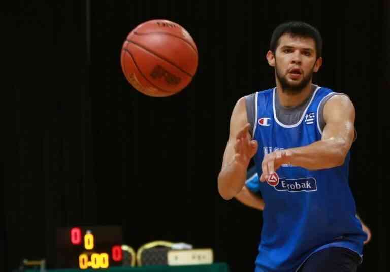 Ο Παπανικολάου σφράγισε τη νίκη των Ρόκετς