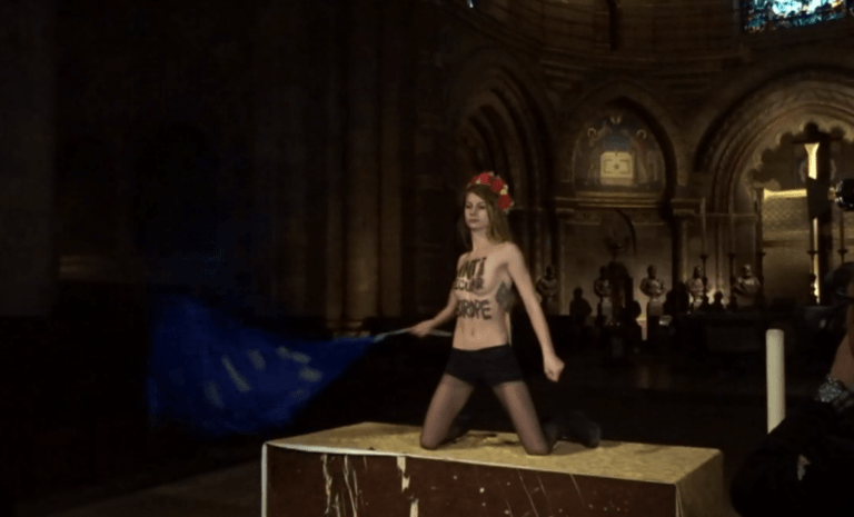 Οι Femen “καλωσορίζουν” τον Πάπα στον καθεδρικό ναό του Στρασβούργου [Le Parisien]