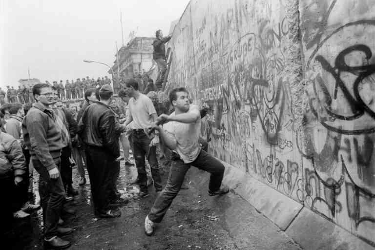 Που βρίσκονται 25 χρόνια μετά τα κομμάτια του Τείχους του Βερολίνου;