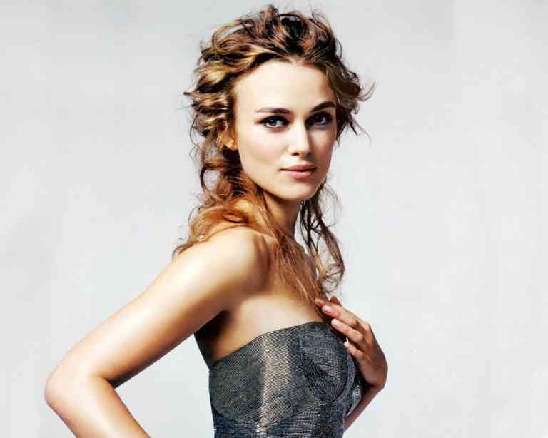 Η Keira Knightley είναι περήφανη για το μικρο της στήθος και μας το δείχνει