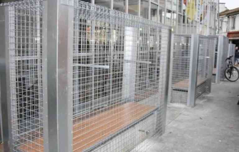 Δήμαρχος έβαλε κλουβιά σε παγκάκια για να μην πηγαίνουν οι άστεγοι!