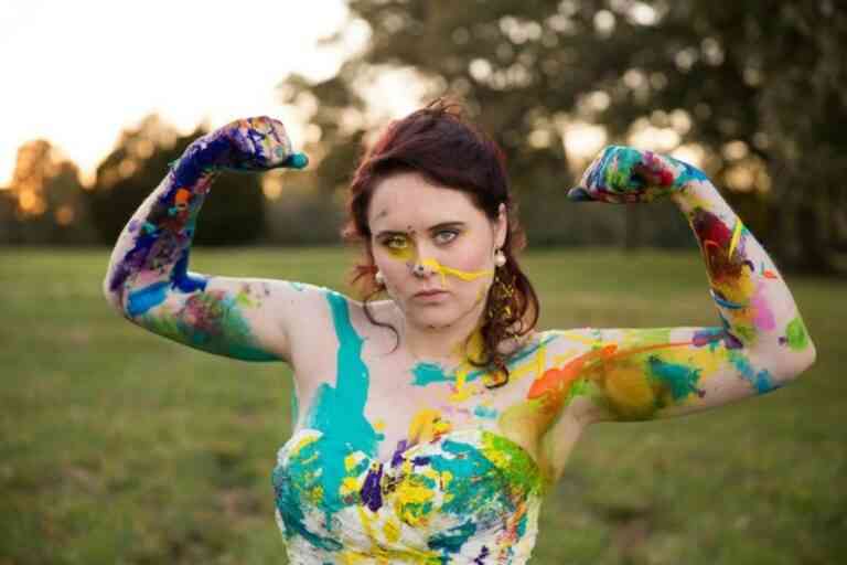 Την παράτησε πριν το γάμο κι εκείνη το γλέντησε με χρώματα!