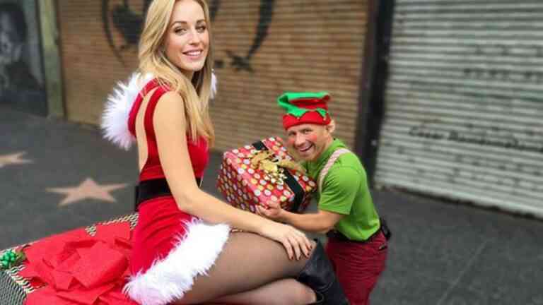 Χριστουγεννιάτικη φάρσα: η σούπερ σέξυ αγιοβασιλίτσα και το ξωτικό της
