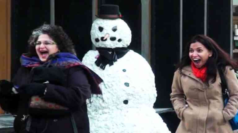 Ο χιονάνθρωπος που… τρομάζει! (vid)