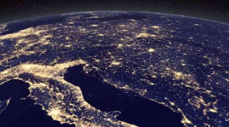 Η NASA βλέπει από το διάστημα τα χριστουγεννιάτικα φώτα μας (vid)