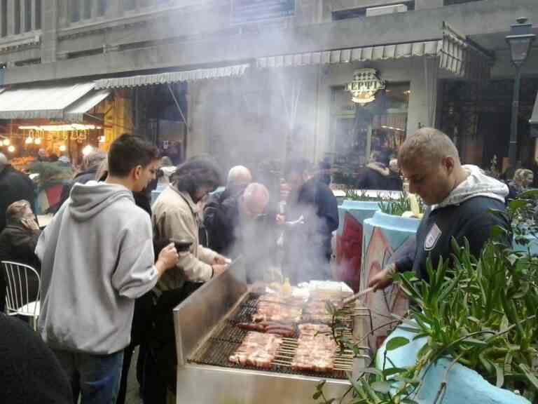 Με γλέντι υποδέχεται τη νέα χρονιά η Θεσσαλονίκη