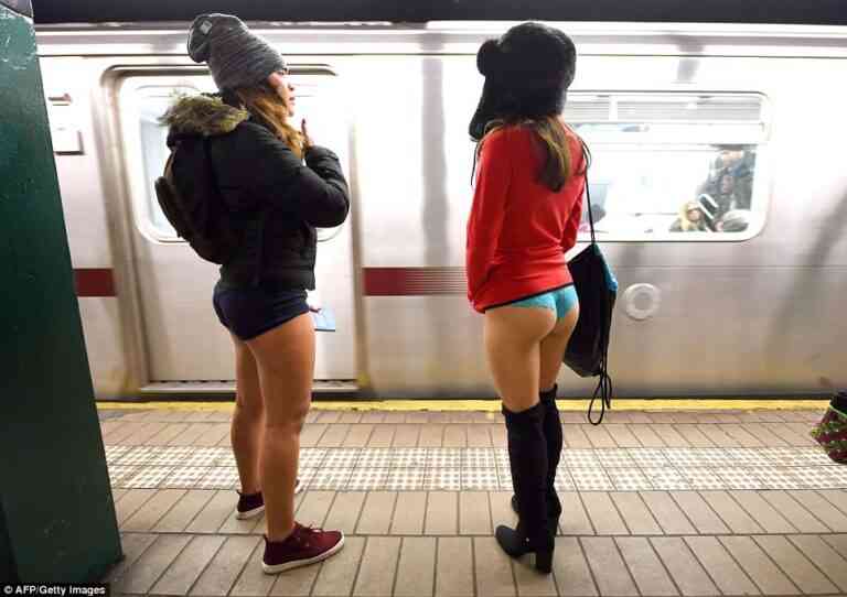 Ημέρα χωρίς παντελόνια στο Μετρό (πολλές φωτογραφίες)