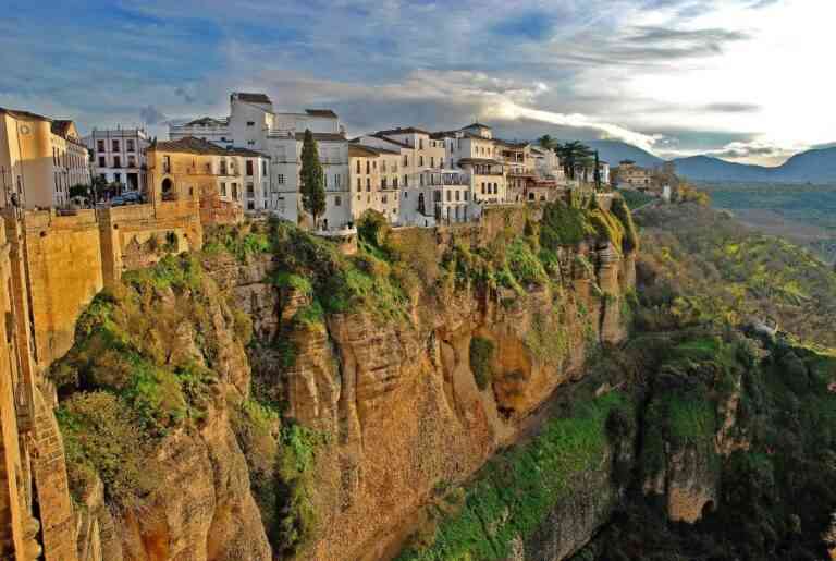 Μία “επικίνδυνη” πόλη στην άκρη του γκρεμού