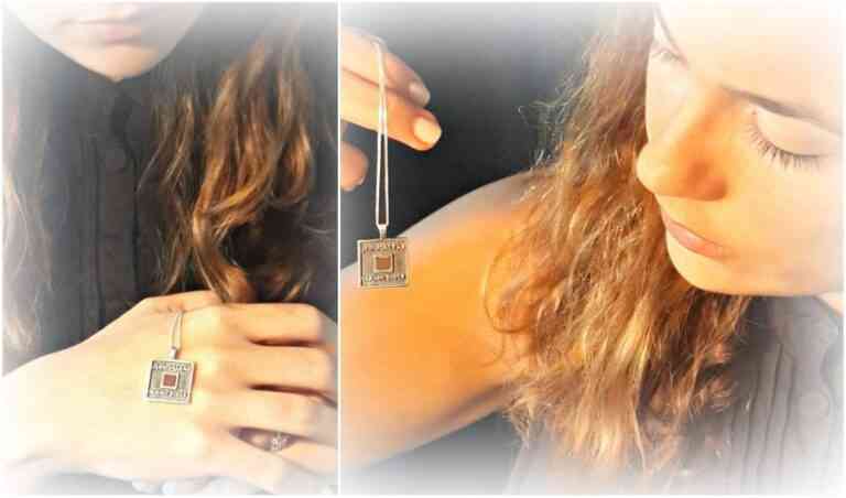 Η βίβλος φοριέται και ως κόσμημα [Courrier International]