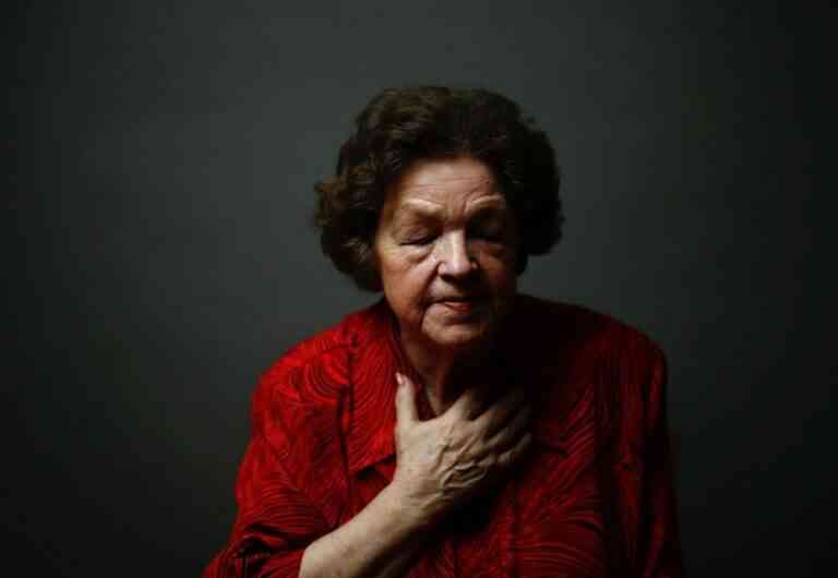 Η επέτειος του Άουσβιτς σε 8 πορτραίτα που «λυγίζουν»