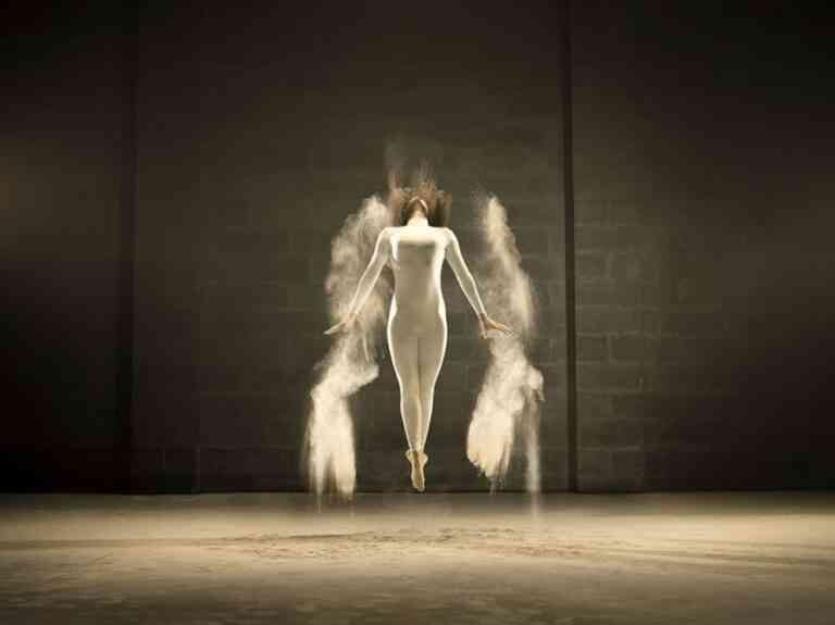 Παγώνοντας το χρόνο με χορό και λευκή σκόνη