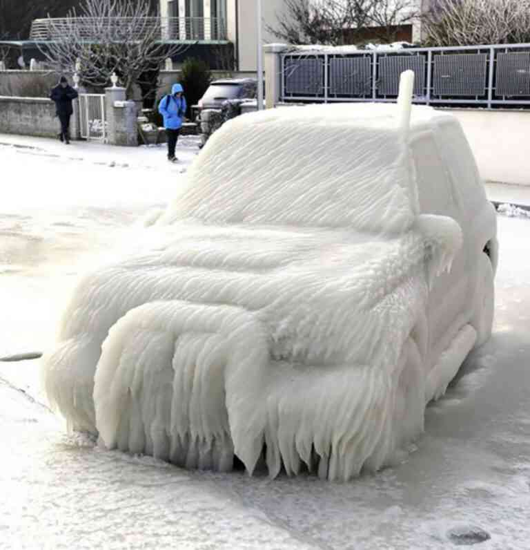 Όταν το χιόνι μετατρέπει το αυτοκίνητο σε έργο τέχνης