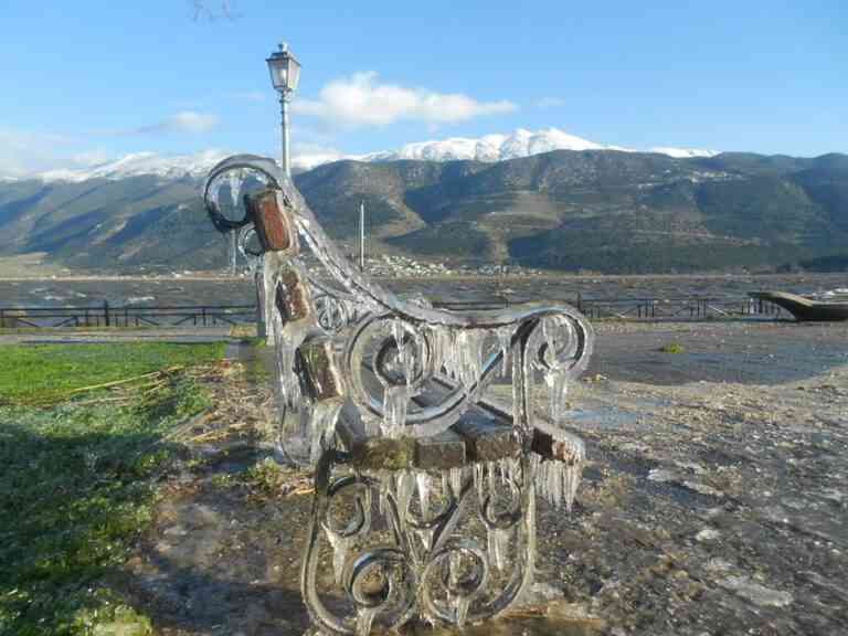 Το παγωμένο παγκάκι στη Λίμνη των Ιωαννίνων