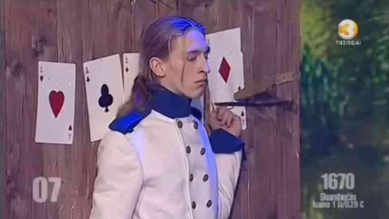 Παραλίγο να σκοτώσει το βοηθό του σε επίδειξη με μαχαίρια