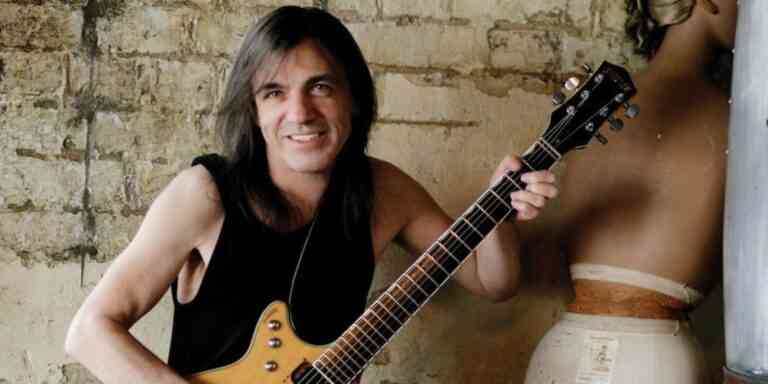 Ο θρυλικός κιθαρίστας Malcolm Young δίνει την κρισιμότερη μάχη