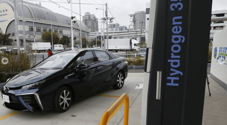 Toyota Mirai: Tο αυτοκίνητο με καύσιμο το υδρογόνο έρχεται στην Ευρώπη