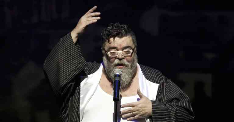 Σταμάτης Κραουνάκης: 15 χρόνια «Σπείρα» και η νέα παράσταση «Μπεε…»