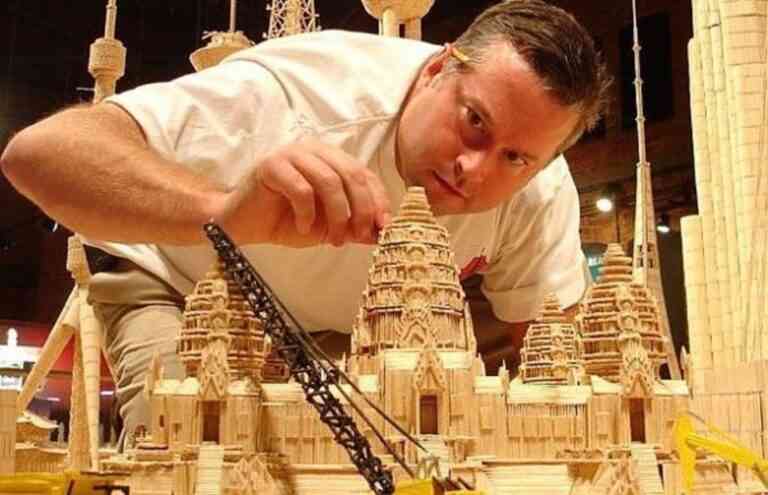 Μια πόλη φτιαγμένη από οδοντογλυφίδες