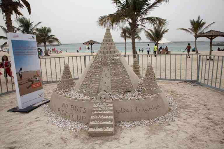 Ντουμπάι: Τρία μέτρα κάστρο από άμμο και αποτσίγαρα