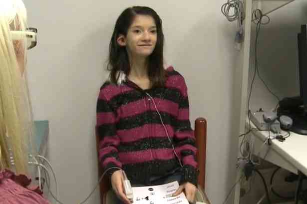 H στιγμή που αλλάζει μια ζωή: Κουφή 14χρονη ακούει για πρώτη φορά τη φωνή του πατέρα της