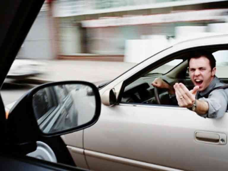 Τράκαρε 10 αυτοκίνητα για να ξεπαρκάρει!