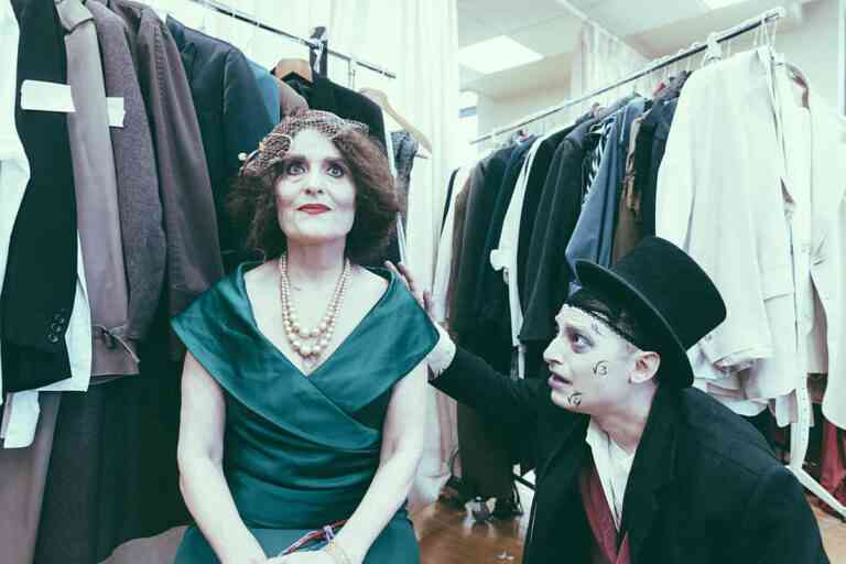 Οι “Ευτυχισμένες Μέρες” του Σάμουελ Μπέκετ μαγεύουν το Εθνικό Θέατρο