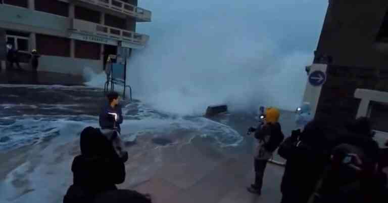 Μεγάλο κύμα.. εκσφενδόνισε δημοσιογράφο!