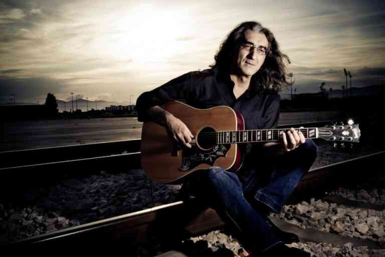 O Βασίλης Καζούλλης για μια μοναδική εμφάνιση στο Holy Wood Stage