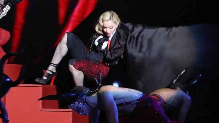 Η Madonna έπεσε από την σκηνή των Brit Awards (video)
