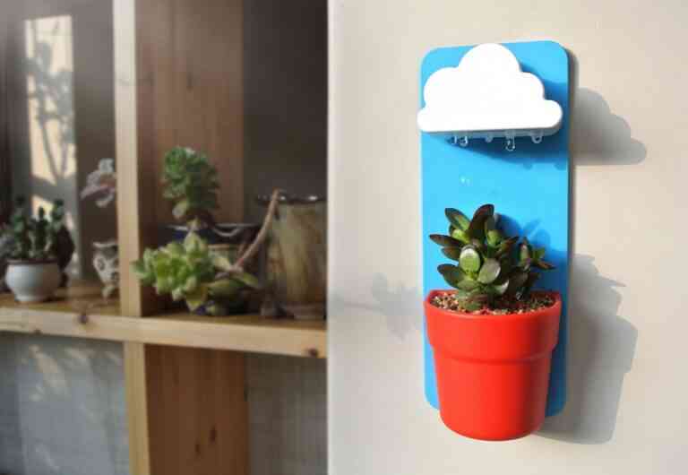 Γλάστρες ποτίζουν τα φυτά