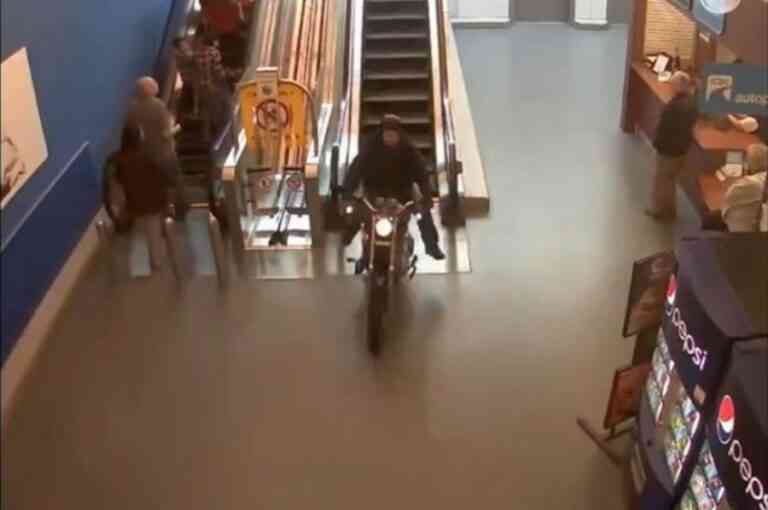 Κατέβηκε τις κυλιόμενες με.. μοτοσυκλέτα!