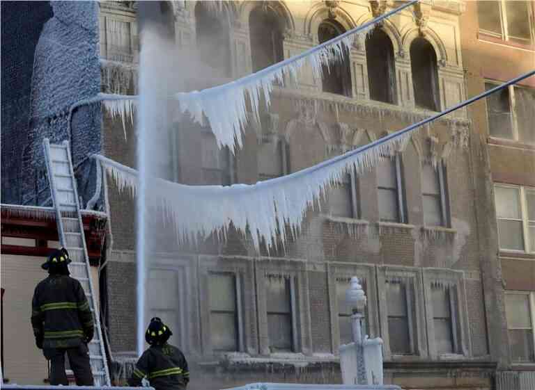 Πυροσβεστική εναντίον πυρκαγιάς σε πολικές θερμοκρασίες