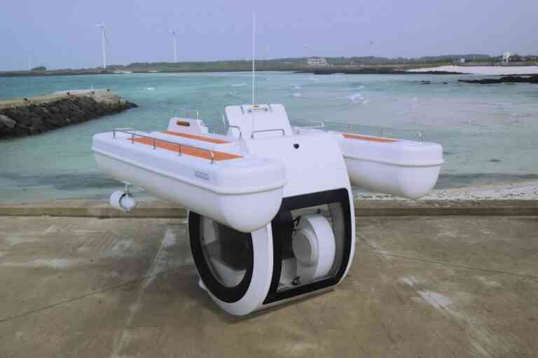 Σκάφος με θέα το βυθό (video)