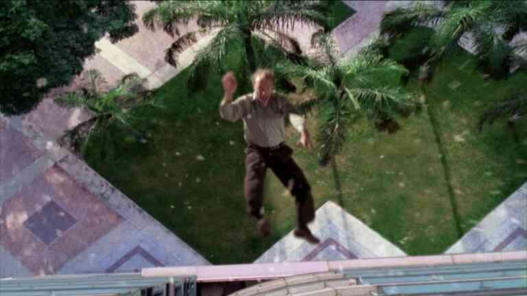 Πήγε να κατασκοπεύσει τη γυναίκα του και η γειτόνισσα τον έριξε από την ταράτσα