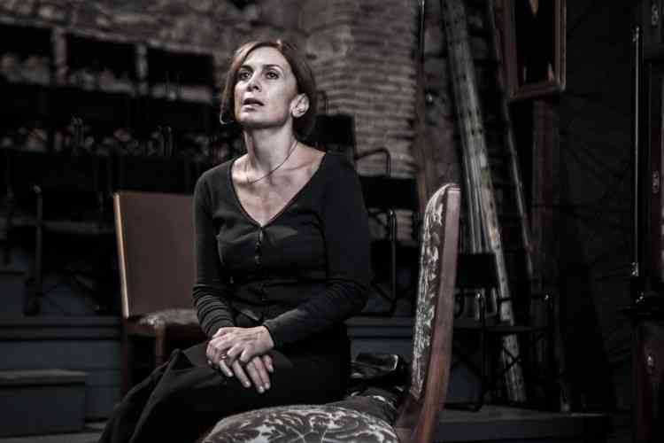 “Η πόρνη από πάνω” στο θέατρο Βρετάνια