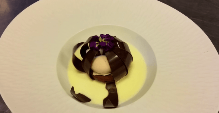 Σοκολατένιο γλυκό… ανθίζει σαν λουλούδι (video)