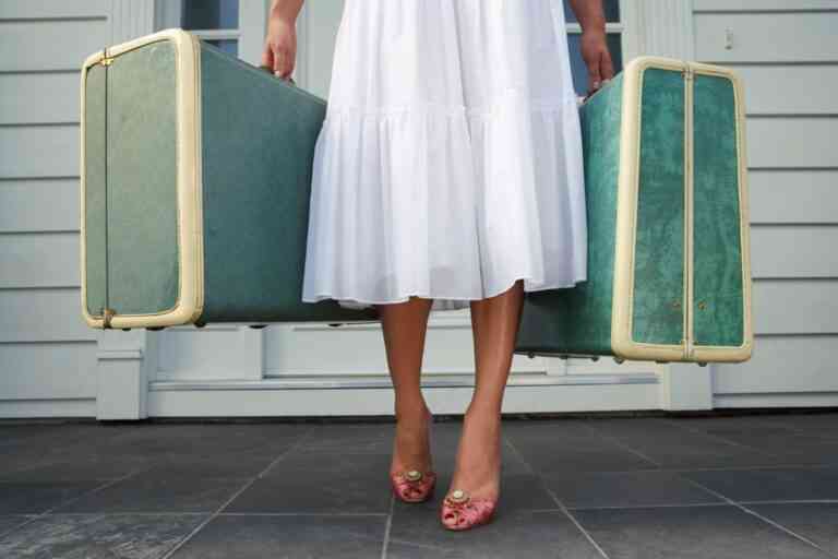 Έβαλε τη νύφη στη.. βαλίτσα του