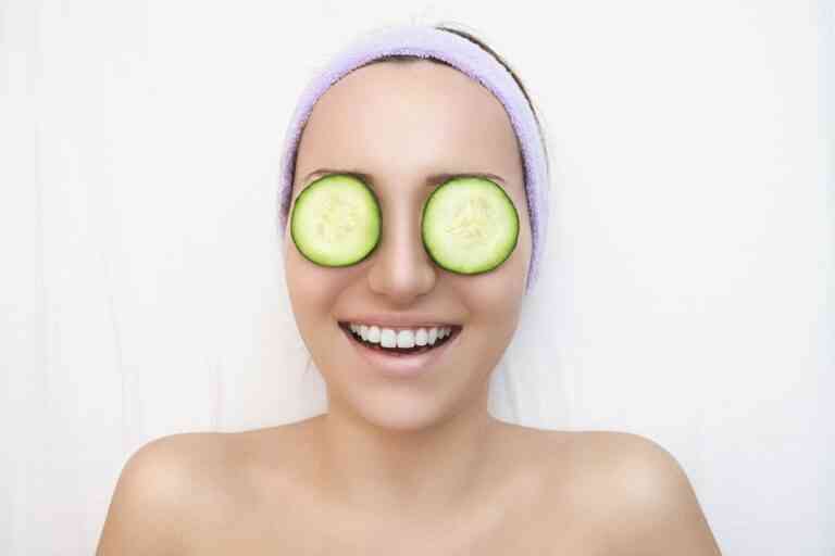 4 τροφές που διώχνουν τους μαύρους κύκλους κάτω από τα μάτια