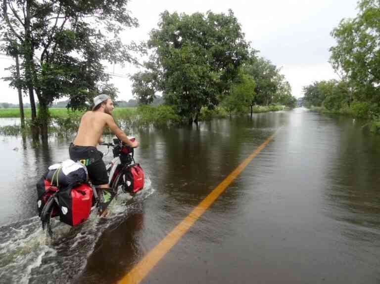 O γύρος του κόσμου με ποδήλατο (video)