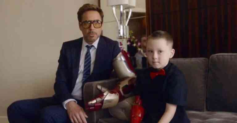 Ο Robert Downey Jr. κάνει δώρο έκπληξη σε 7χρονο ανάπηρο παιδί