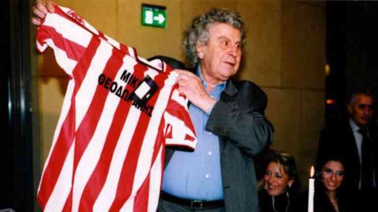 Στον Μίκη Θεοδωράκη αφιερώνει το πρωτάθλημα ο Ολυμπιακός