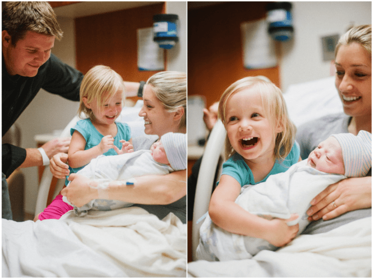 Παιδιά βλέπουν για πρώτη φορά τα νεογέννητα αδελφάκια τους