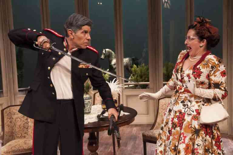 Τελευταίες παραστάσεις για τον “ήρωα με παντόφλες”