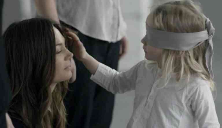 Μικρά παιδιά ψάχνουν τη μαμά τους… στα τυφλά (video)