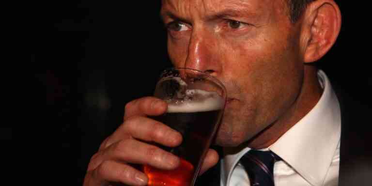 Ο πρωθυπουργός της Αυστραλίας είναι άσος στο.. μονορούφι!