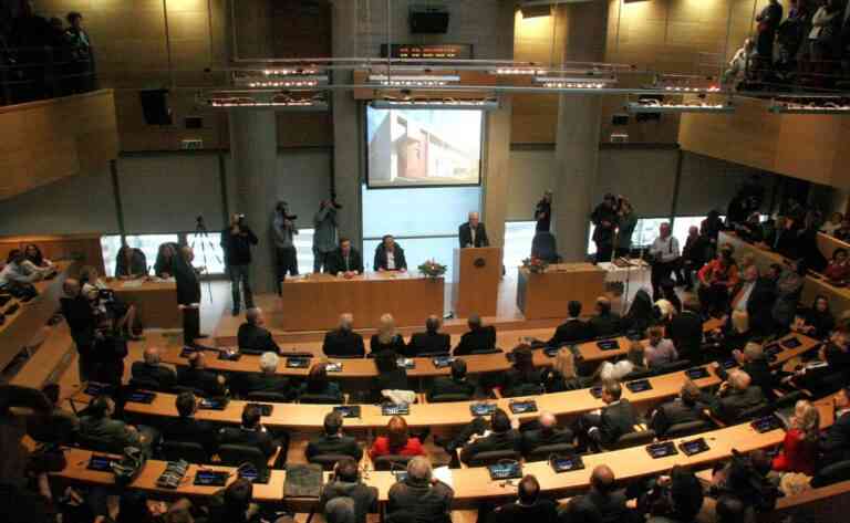 Θεσσαλονίκη: Μέλη των ΑΝΕΛ μπήκαν στο δημοτικό συμβούλιο με θηλιές στο λαιμό