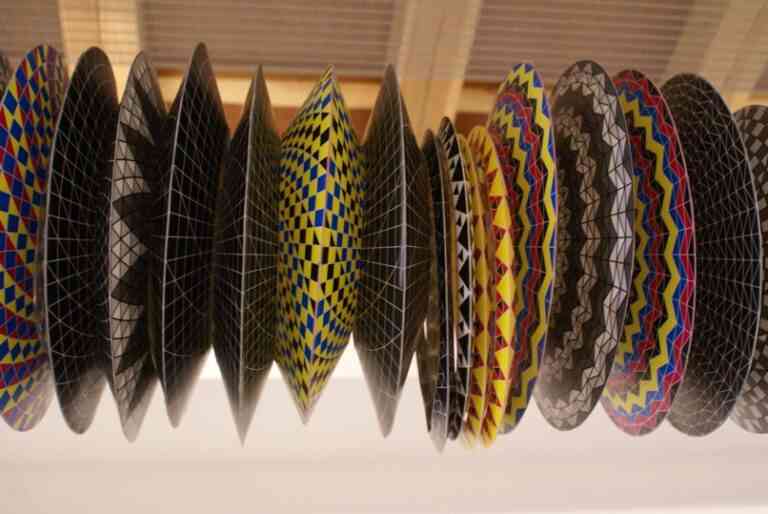 Γλυπτά και χειροτεχνήματα στην έκθεση “Falling Apart” της Νάξου