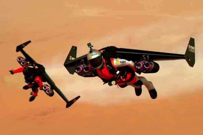 Αληθινοί “Iron men” πετούν με jetpack πάνω από το Ντουμπάι (video)